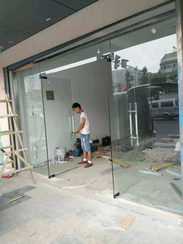 西安修玻璃门的艺术与工艺