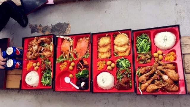横店剧组盒饭，幕后故事与美食的交织