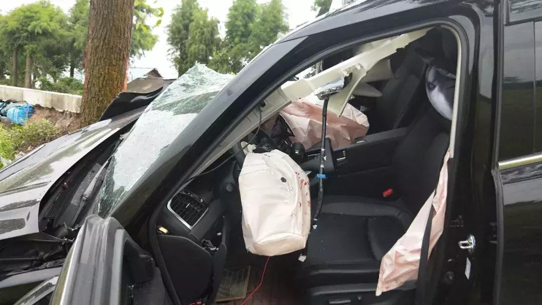 半截玻璃门，一种独特设计的魅力与实用性的完美结合