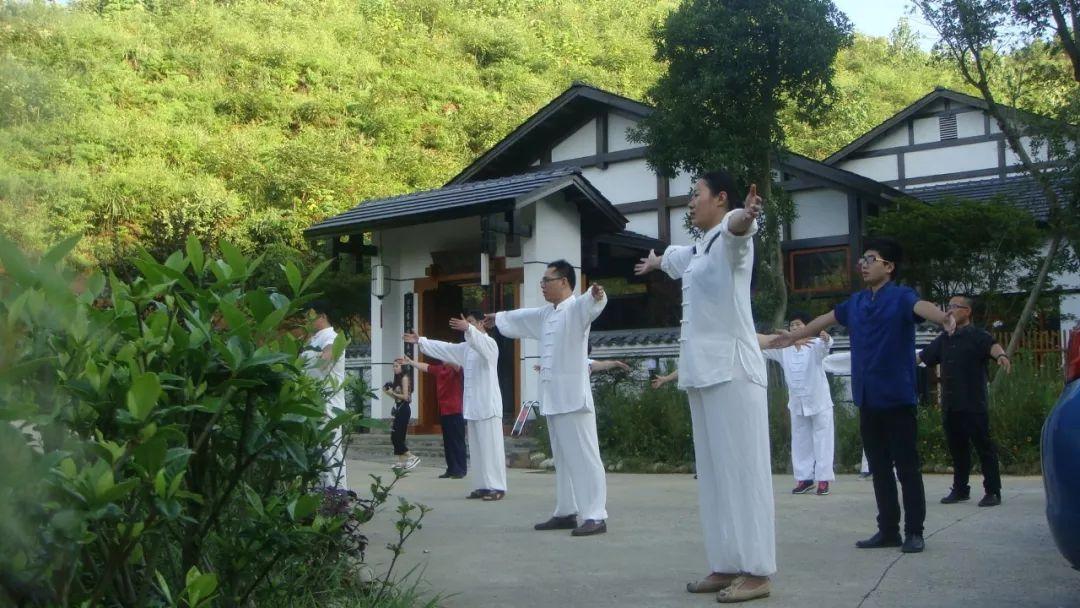 揭秘夏天气压低的原因