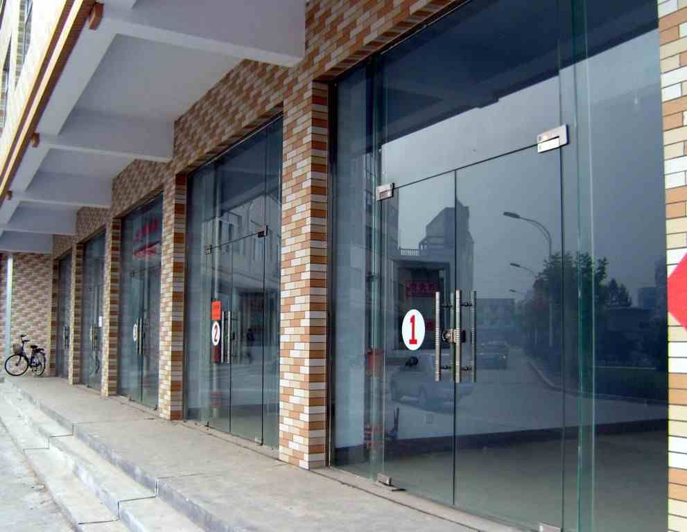 门夹式玻璃门，现代建筑的优雅与安全之选
