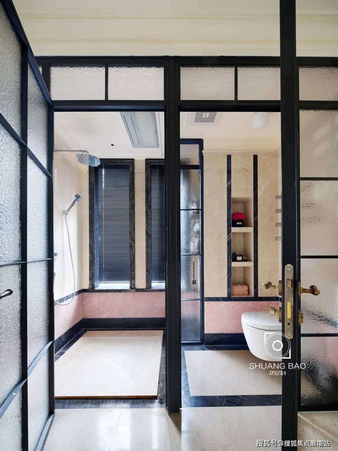 车库卫生间推拉玻璃门的设计与功能探讨