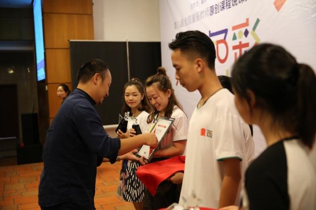 幼儿园大班说课美术，探索色彩世界与创意表达