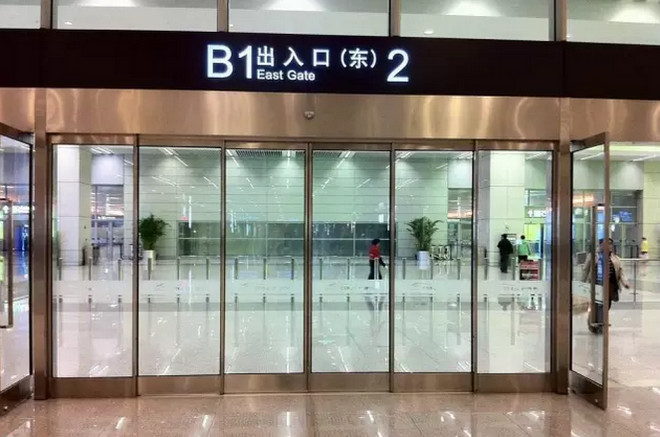 平移自动门图片，现代建筑的优雅与功能性的完美结合